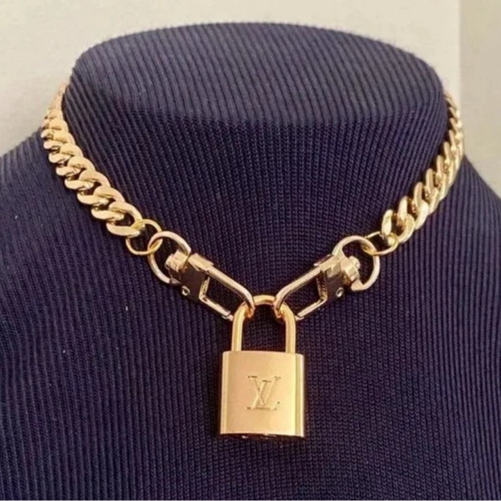 💝 Auth Louis Vuitton key and Lock + Chain. 💝